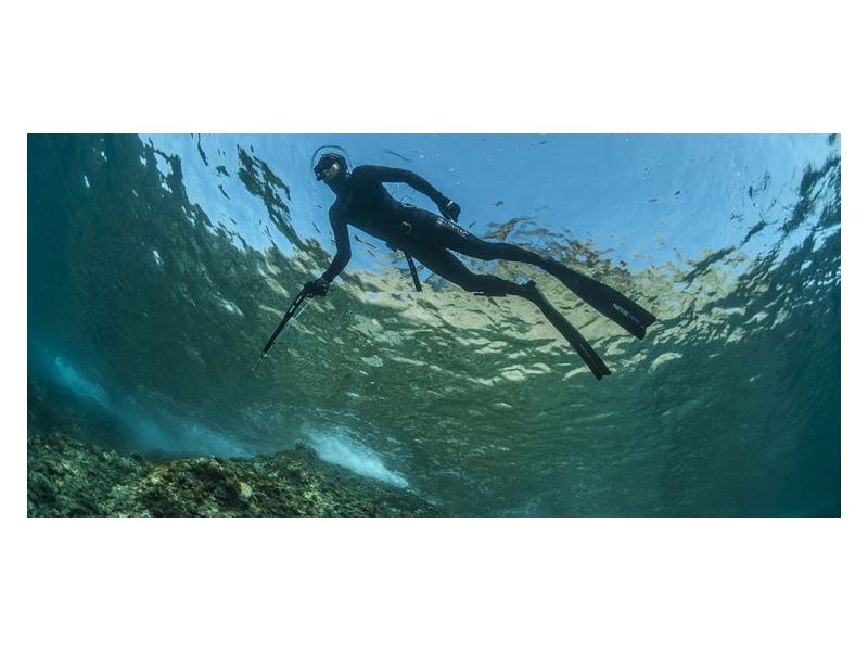 Wie ziehe ich meinen Neoprenanzug Speerfischen an?