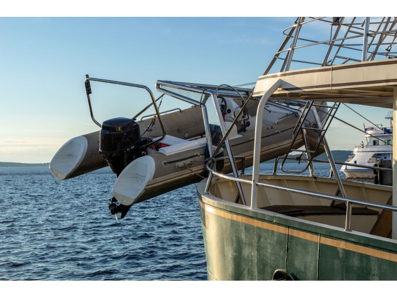 Wozu dient ein Davit auf einem Boot?