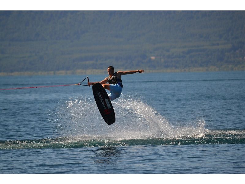 Wie springt man mit einem Wakeboard?