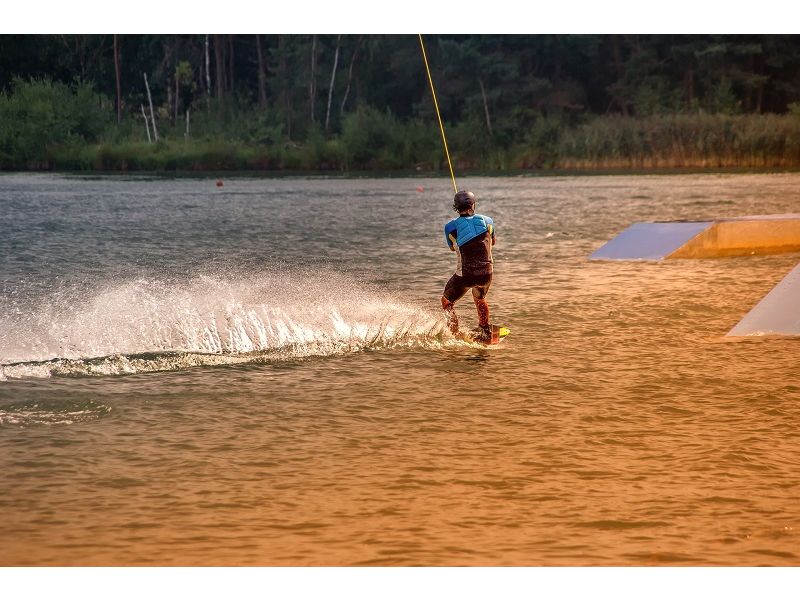Grundprinzipien des Wakeboardens in einem Wakepark