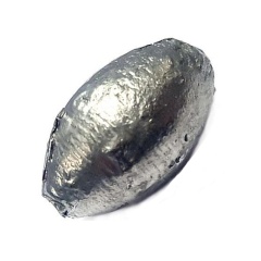 Aufgewölbte, durchbohrte Olivenkügelchen