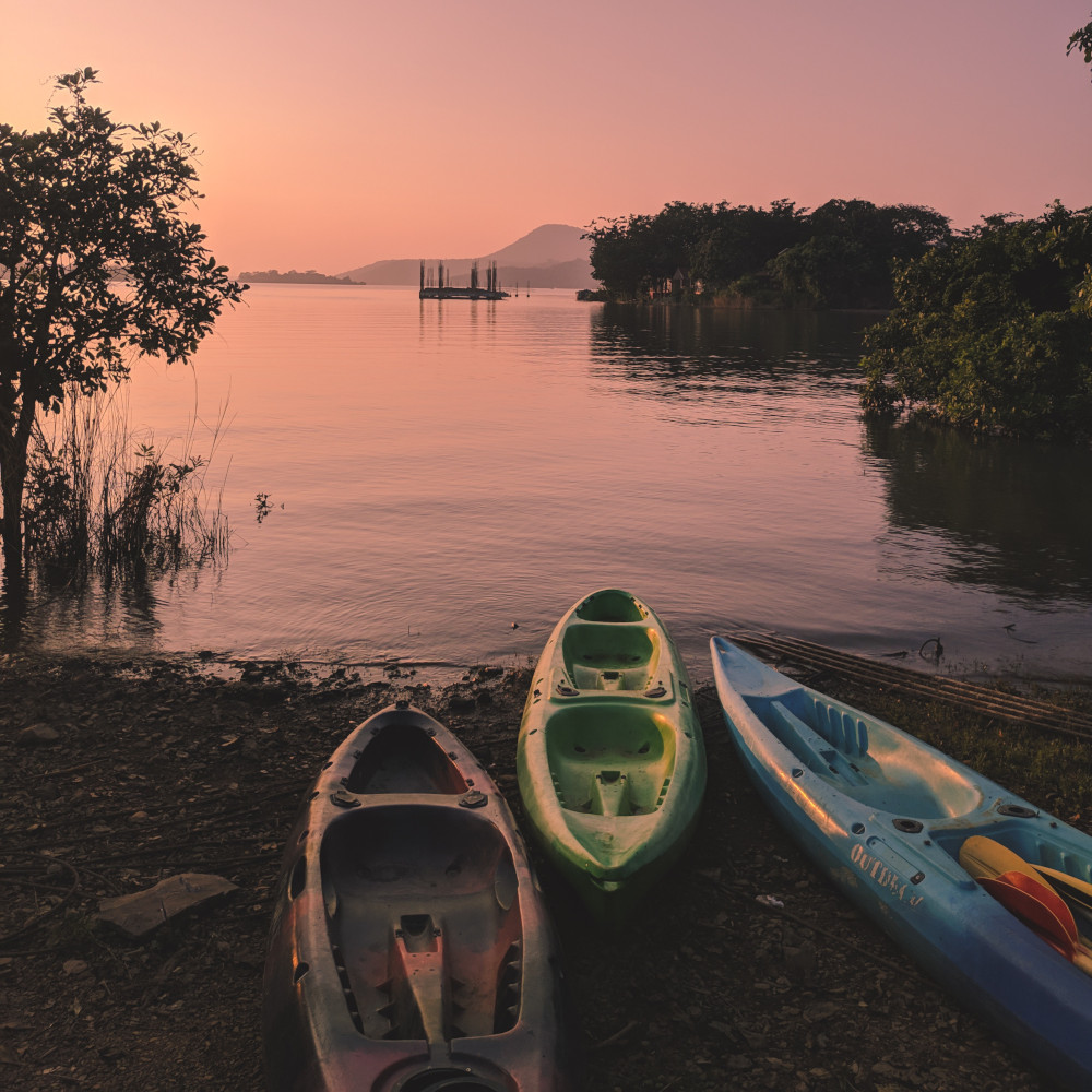 Kajak zum Wasser tragen