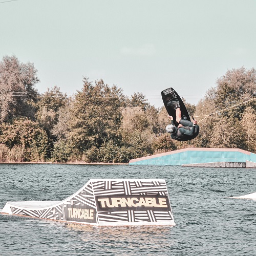 Wakeboarden in einem Park