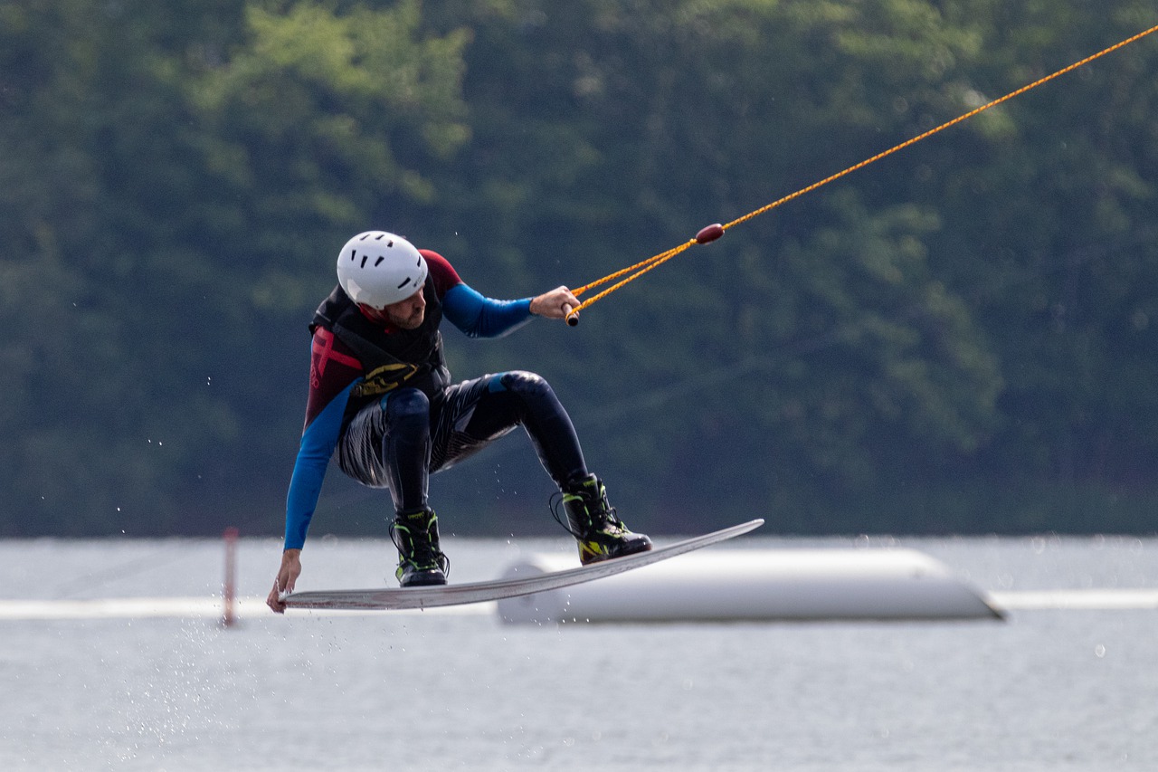 Homme pratiquant en Cablepark