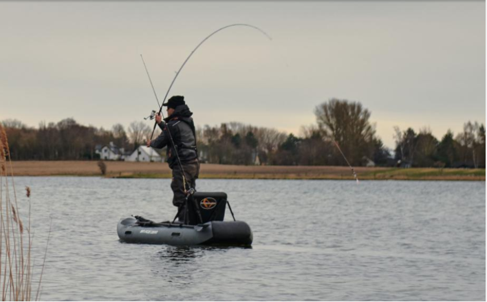 Der Float-Tube Anker évite de dériver Fischer, der auf einem Float-Tube steht