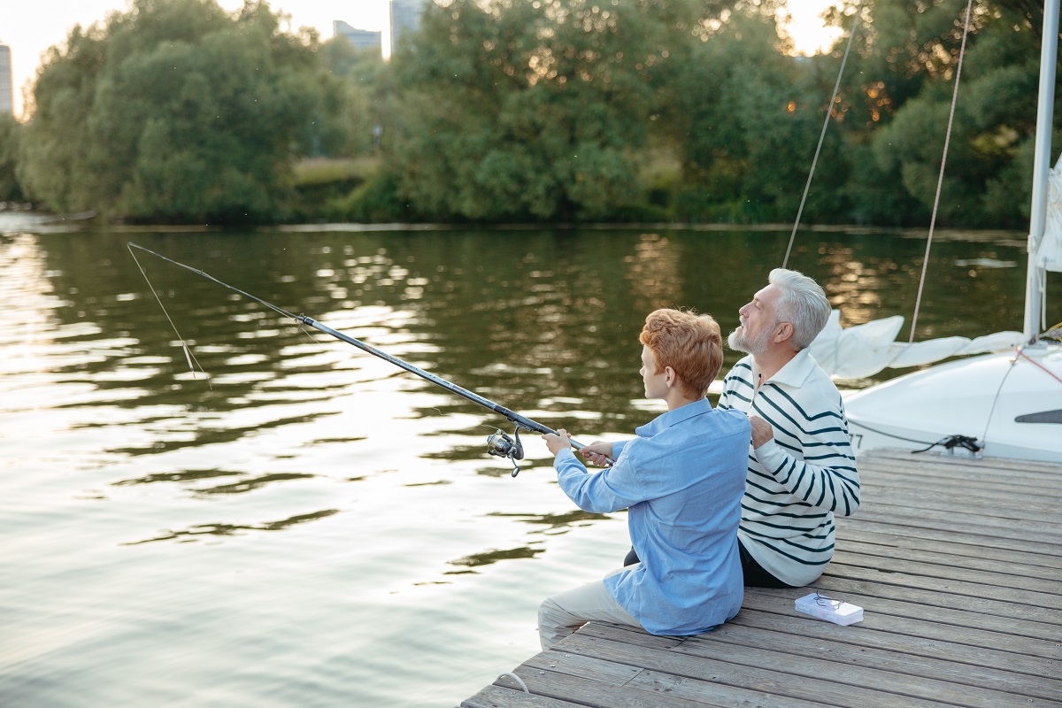Angeln vom Ufer aus auf einem Steg Fischer vom Ufer aus