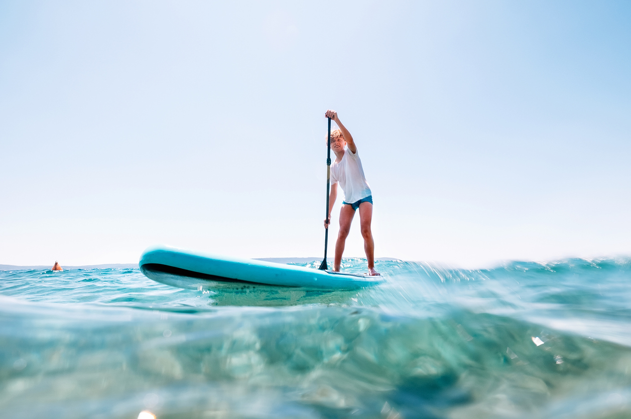 Paddleboarding auf dem Meer Meer SUP Paddle