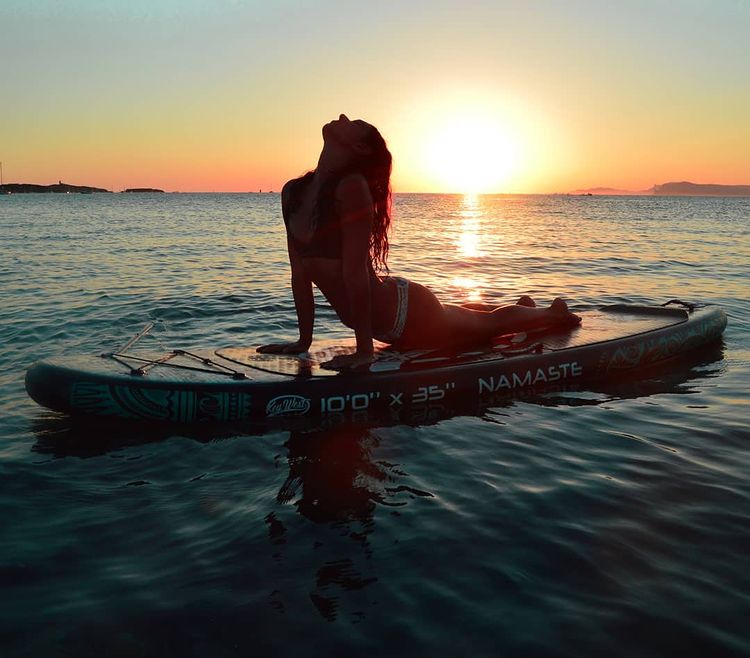 Faire du yoga sur un paddle paddle yoga