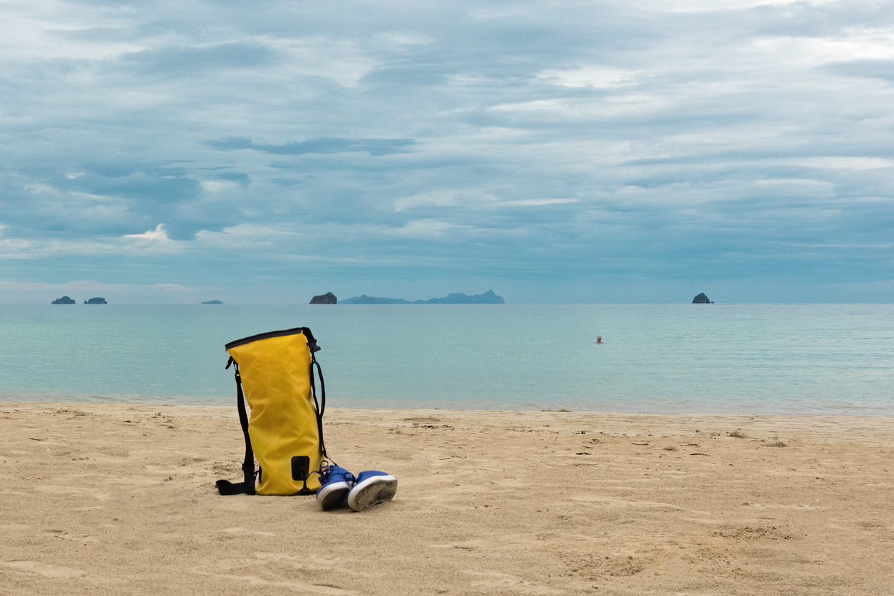 Wasserdichter Rucksack Gelber wasserdichter Rucksack am Strand