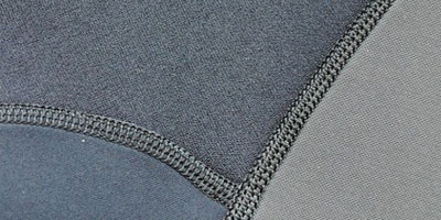 Surfanzug nahtlos unter den Armen und Schultern