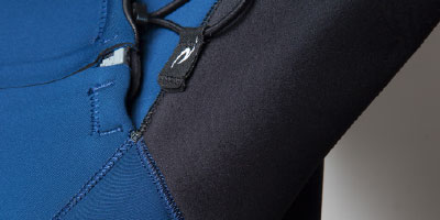 Combinaison surf sans couture sous les bras et les épaules